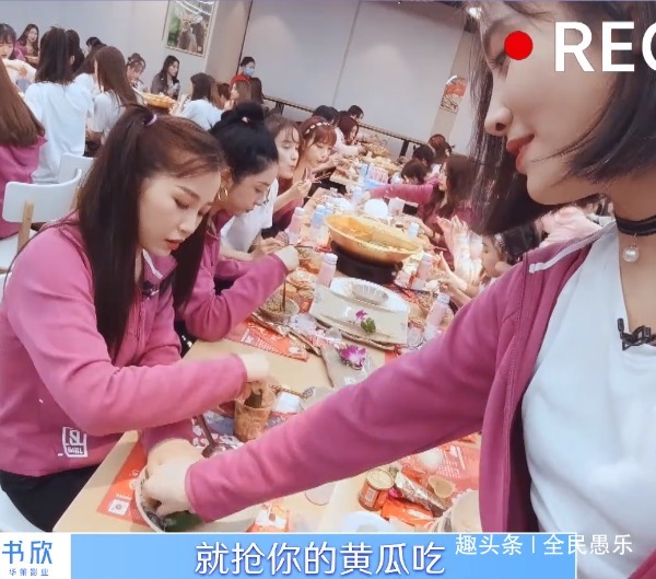  脸上|许佳琪误吃虞书欣吐出来的黄瓜，嘴上说不介意！却被脸上表情出卖