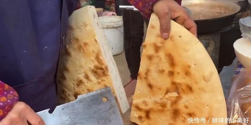 食客|早餐店做重口味汤,15元一碗有饼有荤菜,食客们骑电三轮赶来品尝