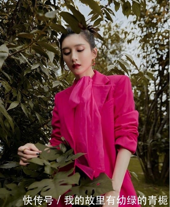  帅气|江疏影气质真好，穿“大妈”装也能如此帅气，还秀了一把好身材