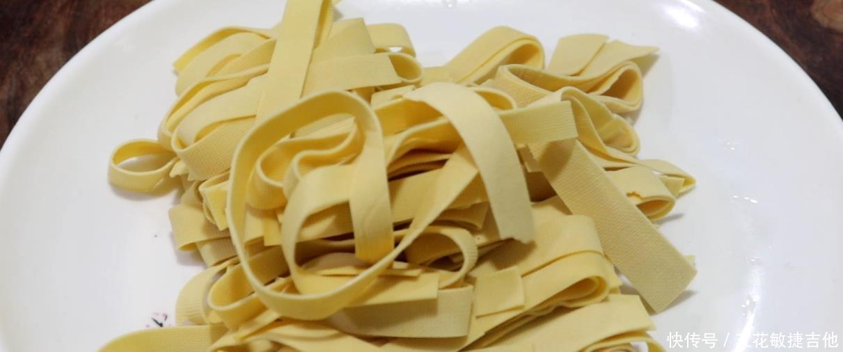 入味|街头一绝的小吃卤豆皮,学会饭店秘制卤水,入味有嚼劲,真好吃