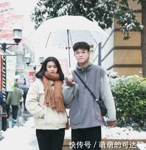 美女|街拍美女:身穿衬衫的姐姐出街,热裤展现青春活力,像谁的初恋吗