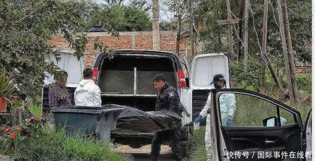 水泥块|40多位居民联合抓住持枪劫匪后，竟用木棒和水泥块将他活活砸死