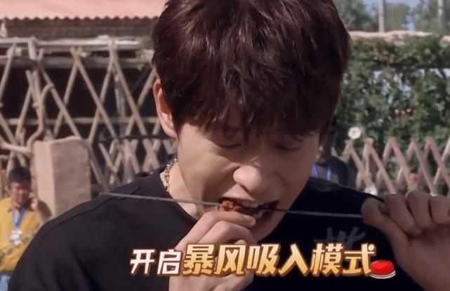  自觉性|大家都在吃羊肉串，谁注意杨超越悄悄在干啥？这才是偶像的自觉性