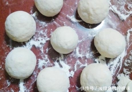 技巧|秋天蒸馒头,只放酵母是外行,学会1招技巧,出锅馒头又大又暄软