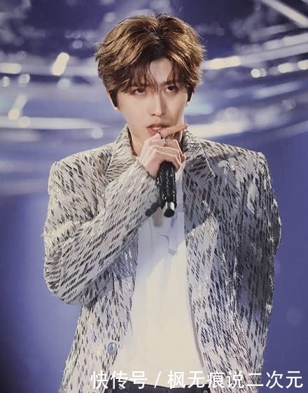 带头嗑CP|《青春有你2》蔡徐坤Lisa同框引热议,节目组海报超亲密,粉丝纷纷不满