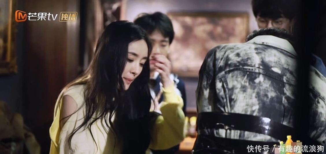  黄明昊|节目组宣布魏大勋等三人缺席，仅给邓伦黄明昊特写，背后原因很暖