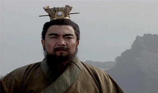 嫁给|此人做了31年的傀儡皇帝，曹操却将3个女儿都嫁给他，凭啥？