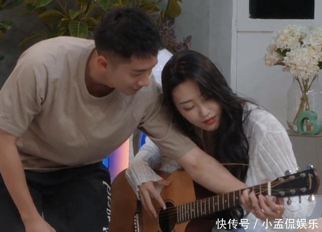 贴身|心动的信号薛逸星“贴身”教郑琴心弹吉他却不心动,原因很真实