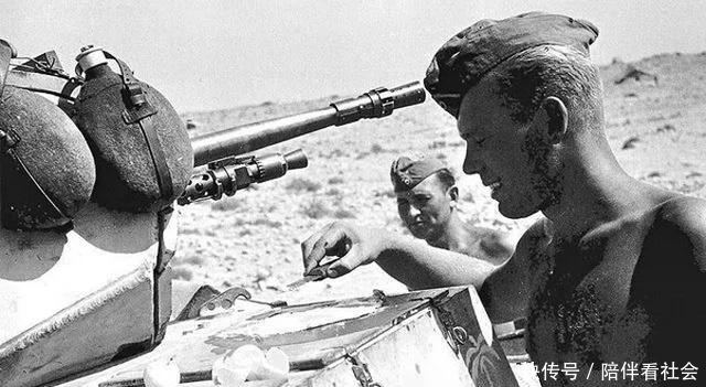 参观|历史罕见照:躺棺材中的墨索里尼,参观女子学院的希特勒,坦克上煎蛋的德军