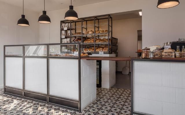 曹德旺|面包店为什么要丢面包?店主有苦难言,曹德旺说出了真相