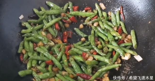  下入锅中|四季豆怎么做最好吃教你下饭做法，香辣开胃，太解馋了