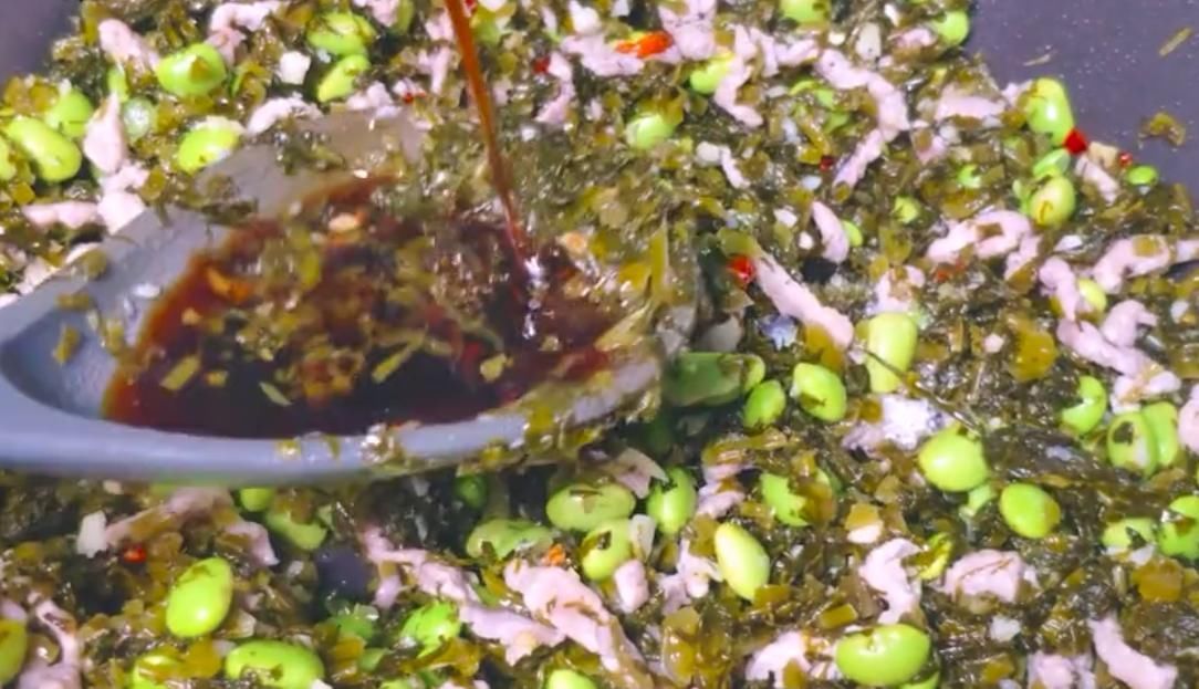 大人|1分钟学会经典下饭菜“雪菜炒毛豆”,鲜香美味,大人小孩都喜欢