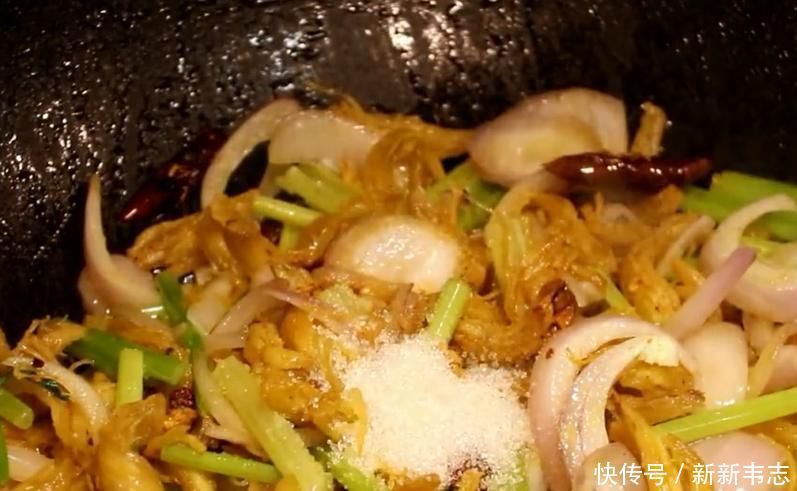 经典|经典家常菜“干煸鸡胸”,做法简单,香辣美味,开胃又下饭