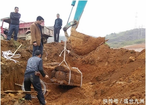  东西|男子迁坟时发现一个陶罐，把里面的东西拿出来后，让他惊喜不已