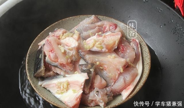 蒸鱼头|这菜简单一蒸就好，春天我常做给孩子吃，鲜到流口水，营养又美味