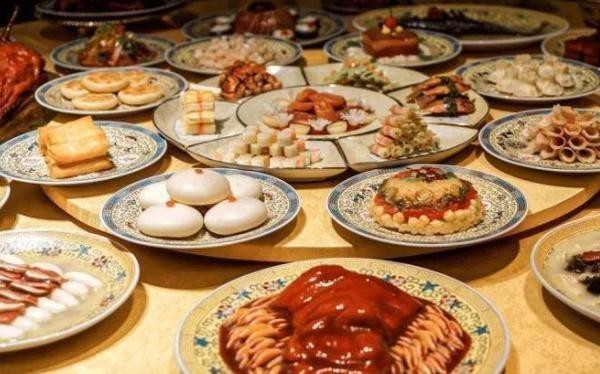 发红包|清朝的皇帝吃年夜饭真潮流,也有“春晚”、“发红包”等节目