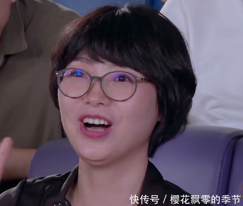 进场|陈卓璇被王一桥牵着手进场,我却关注家长的反应,称呼显得有点甜