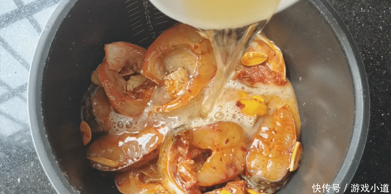 一滴水|3斤草鱼这样做吃着真过瘾,不煎不炸不加一滴水,嫩滑好吃无腥味