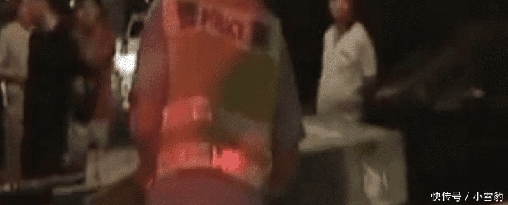  全责|外卖车被风吹倒砸到奔驰，交警：快递员负全责，小伙搬出“道交法”怼交警