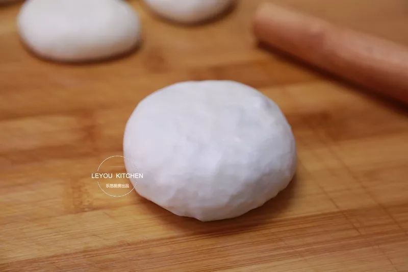  静置|在家做馅饼，和面很重要，照着做馅饼皮薄馅大，放凉了也软软的