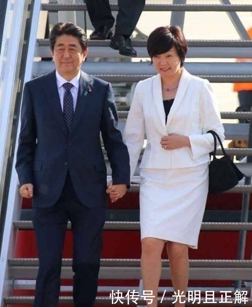 西装|安倍晋三母亲,这位日本贵妇人才是狠角色,无奈选儿媳却看走了眼