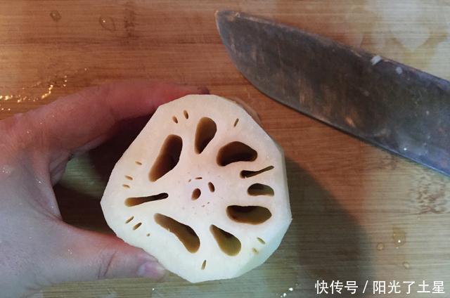 清炒|清炒莲藕时,直接炒就废了!教你2招,保证莲藕洁白爽脆,超下饭