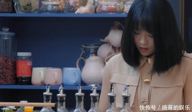  不愧|女1在男嘉宾前装可怜，耍心机“栽赃”钟钟不愧是绿茶鼻祖