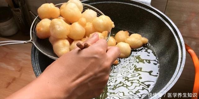 糖油果子|很火的糯米粉小吃,开水烫一烫,外面卖5元一串,吃着香甜可口