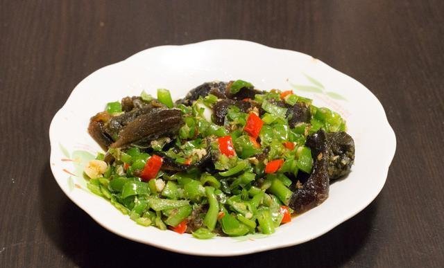 吃饭|周末亲戚来家里吃饭,弟媳下厨做了11道菜,大伙吃了一锅米饭