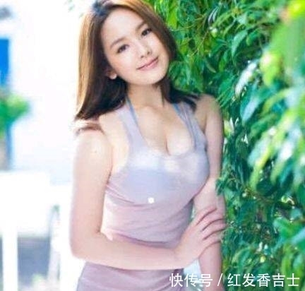 紧身|街拍,美女一身紧身连衣裙,身材丰满,迎面走来,很性感!