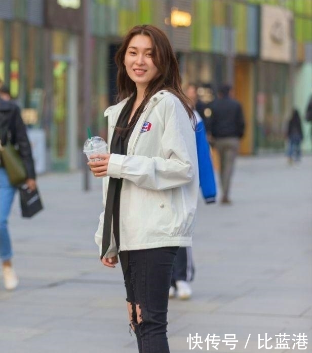  女人味|街拍：牛仔裤穿起来显腿有气质，搭配闲上衣，清爽而不乏女人味