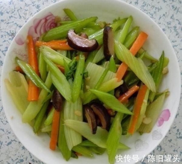做法|美食推荐:莴笋木耳肉片、香芋扣肉、香菇芹菜的做法