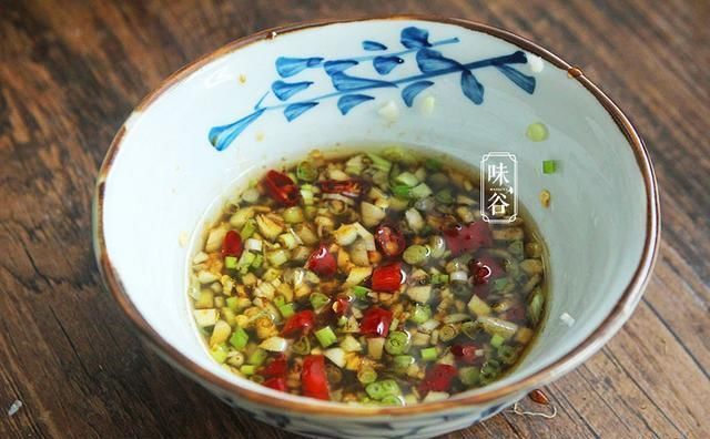  凉拌|夏季吃凉拌茄子，茄子直接蒸大错特错，多加一步，茄子不黑还美味