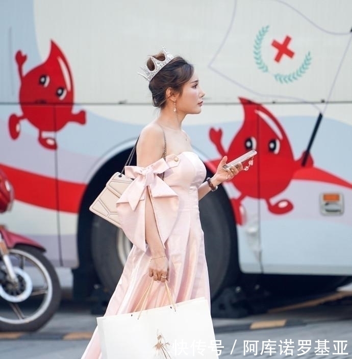 靓丽|迷人靓丽的美女街拍:简约不简单的美女,吸引无数目光