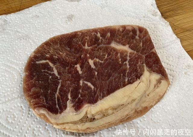  腌制|煎牛排好吃有诀窍，牢记这几步，牛排鲜嫩入味不塞牙，超好吃
