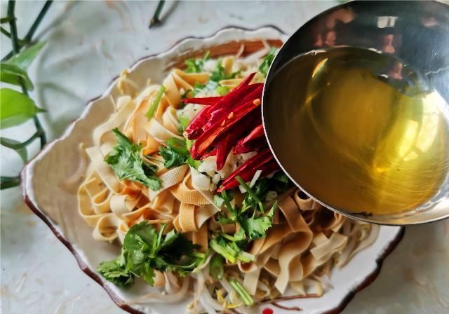  辣椒|东北人超爱吃的干豆腐做法，下酒下饭都不错，适合夏季吃