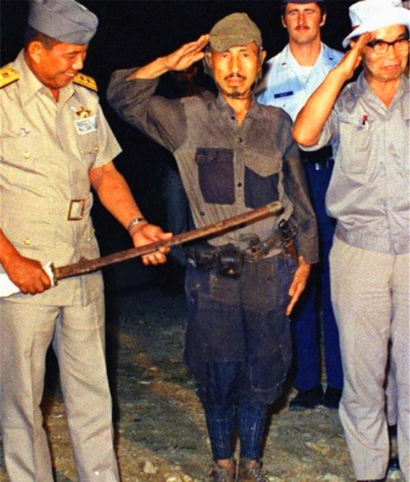 街头|日本鬼子投降后的罕见照：菲律宾军官忍不住发笑，图5女孩在街头被美军强抱