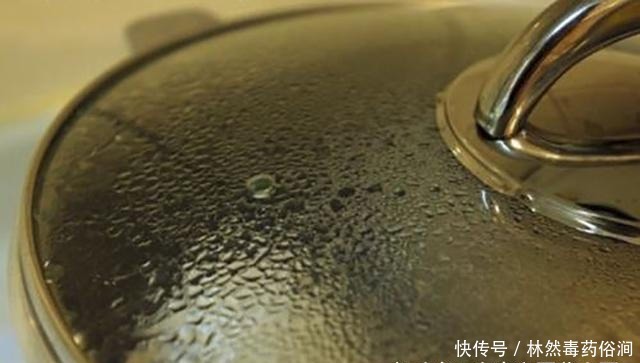  下锅|煮冻饺子时，最忌水开下锅，记住3点，鲜香不破皮和现包的一样