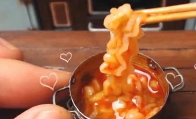 最小|世界最小的方便面,用针当筷子都嫌大,网友这得吃多少啊