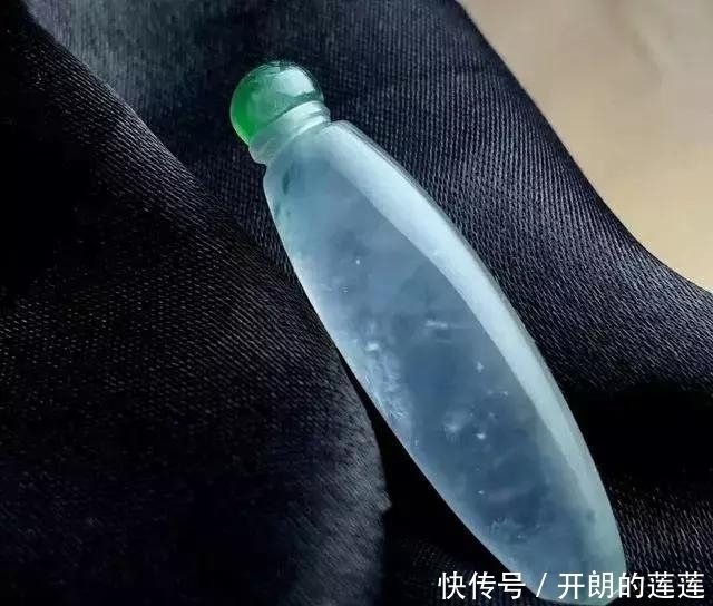 老大爷|老大爷嫌自己佩戴的翡翠水头不太好，用水一泡后，一看吓了一跳！