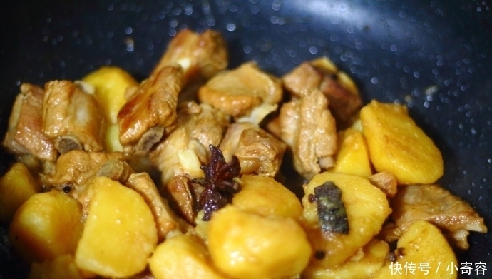 汤汁|土豆炖排骨,这样做,半小时轻轻松松出锅,好吃得连汤汁都不剩