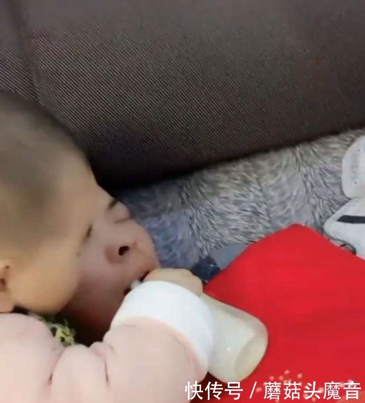 爸爸|宝宝见爸爸张着嘴睡觉,下一秒的行动让宝妈笑喷了,网友:尝一口吧