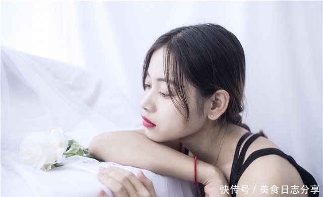 小姐姐|路人街拍,小姐姐选择了红色的露脐上衣,露出纤细的腰身更加迷人