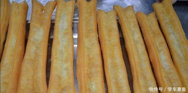 摆摊|摆摊大爷炸油条时，面粉不是重点！少了“它”，油条立刻就变软