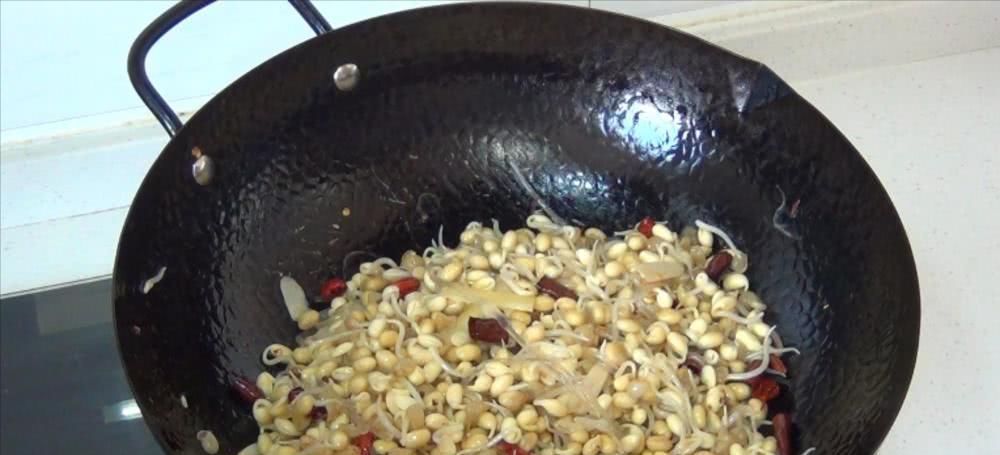 入味|豆芽炒粉条,地道家常菜,教你一个小技巧,豆芽入味,越嚼越香