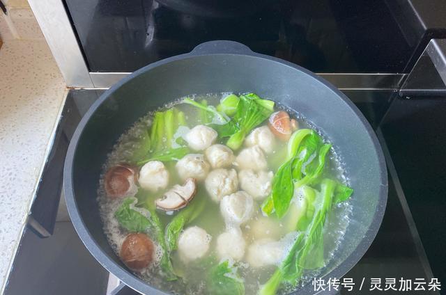 做法|白露后防止秋燥,多喝蔬菜鱼丸汤Q弹美味,附送鱼丸的正确做法