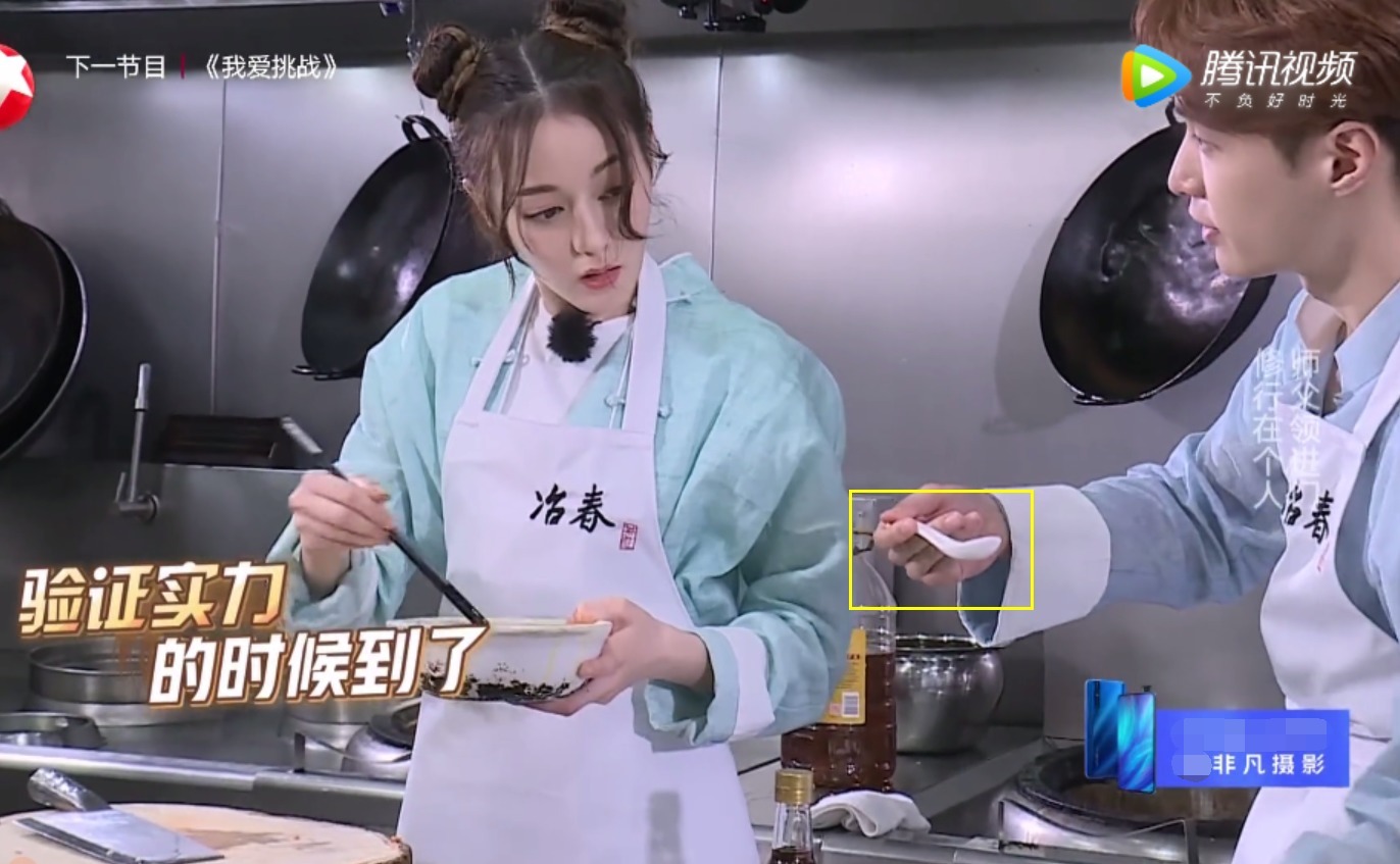 勺子|热巴张艺兴用同一个勺子吃炒饭,两人同框的画面好浪漫!