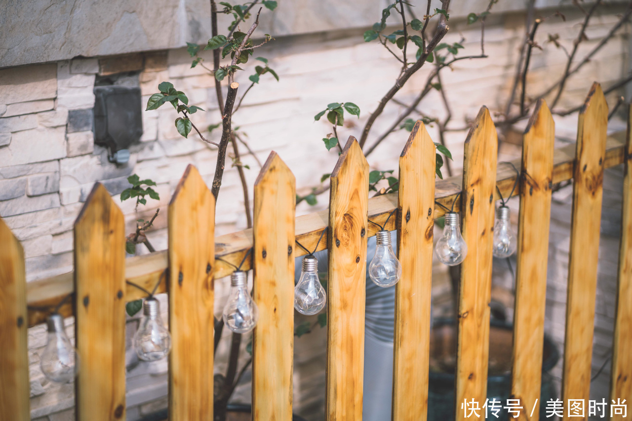  花园|30㎡二楼露台“造园”： 巧用玻璃地板，打造ins风网红花园