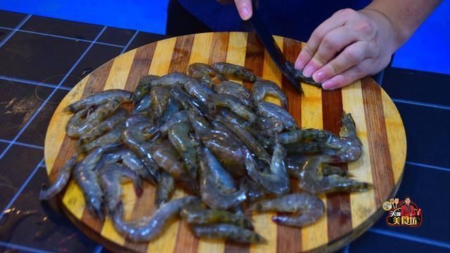 大虾|大虾别只会白灼了,教你做鲜香入味的油焖大虾,做法简单,超好吃