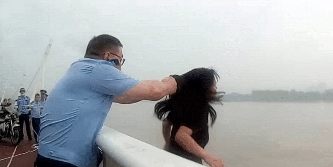  解救|年轻女子欲跳河，民警手速超快，一把抓住头发解救女子